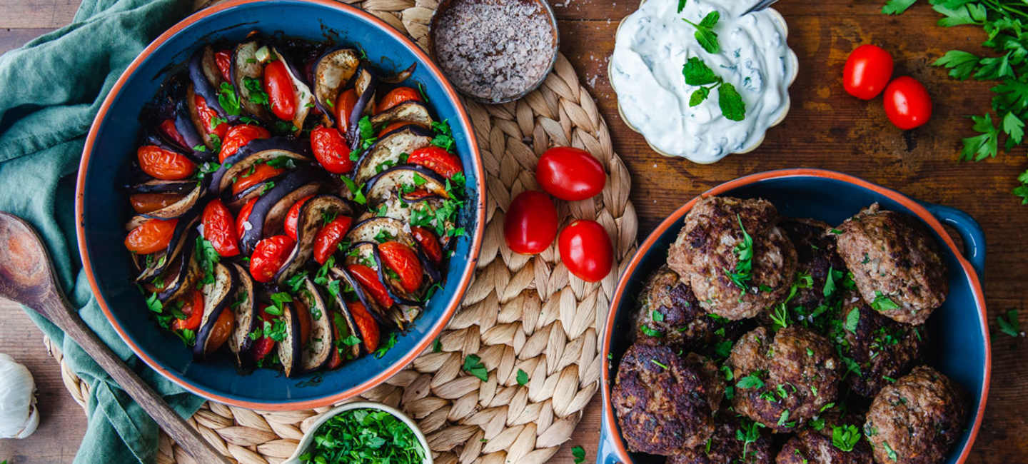Kalvfärsbiffar med ratatouille och myntayoghurt.