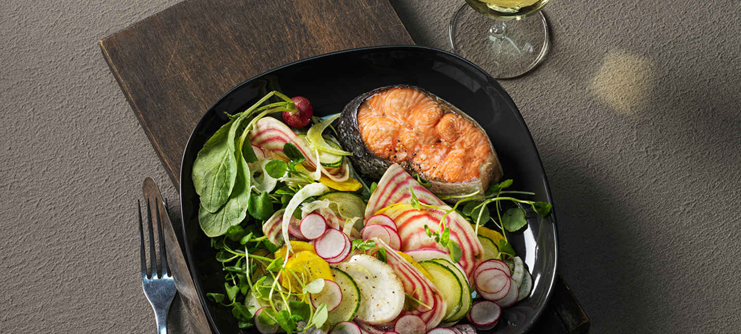 Halstade laxkotletter med en krispig sallad.