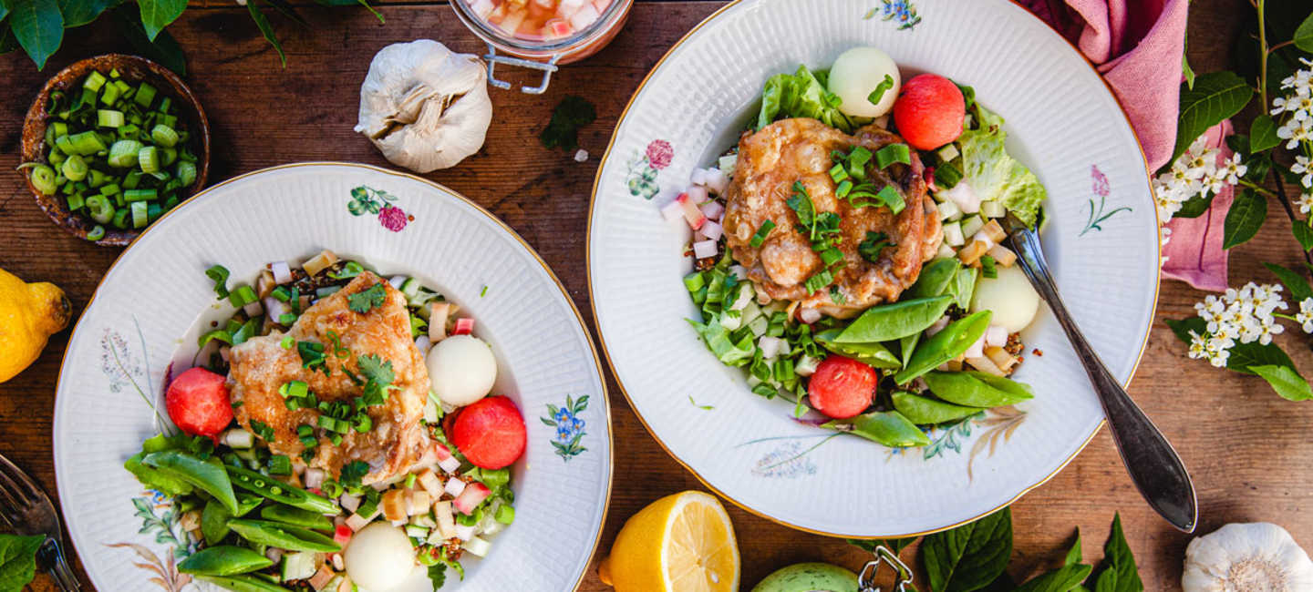 Konfiterad kyckling med sallad.