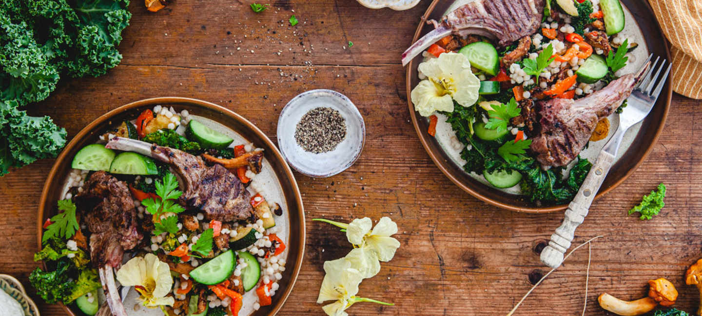 Lammkotletter med fetaostöra och sallad.