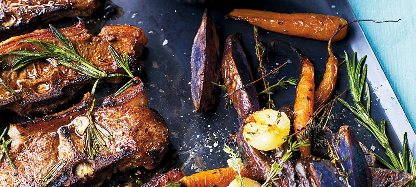 Lakritsmarinerat lamm med rödvinssås och ugnsrostad sötpotatis