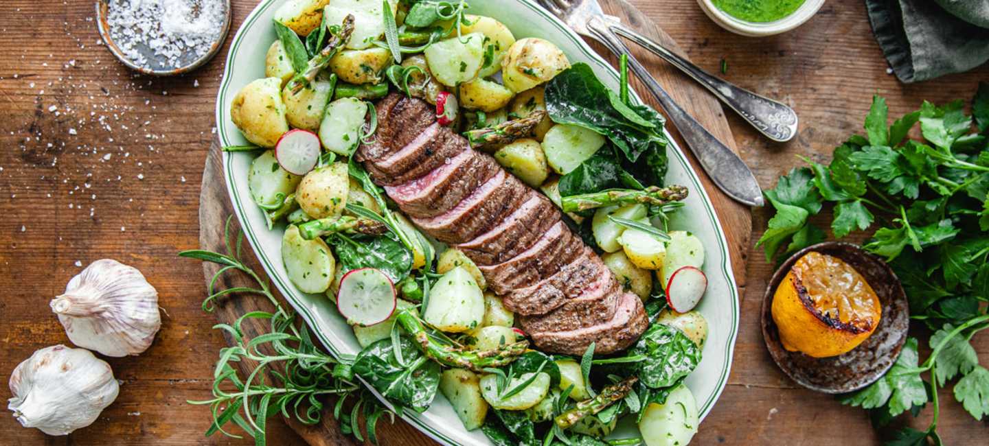 Grillat lamm med primörsallad.