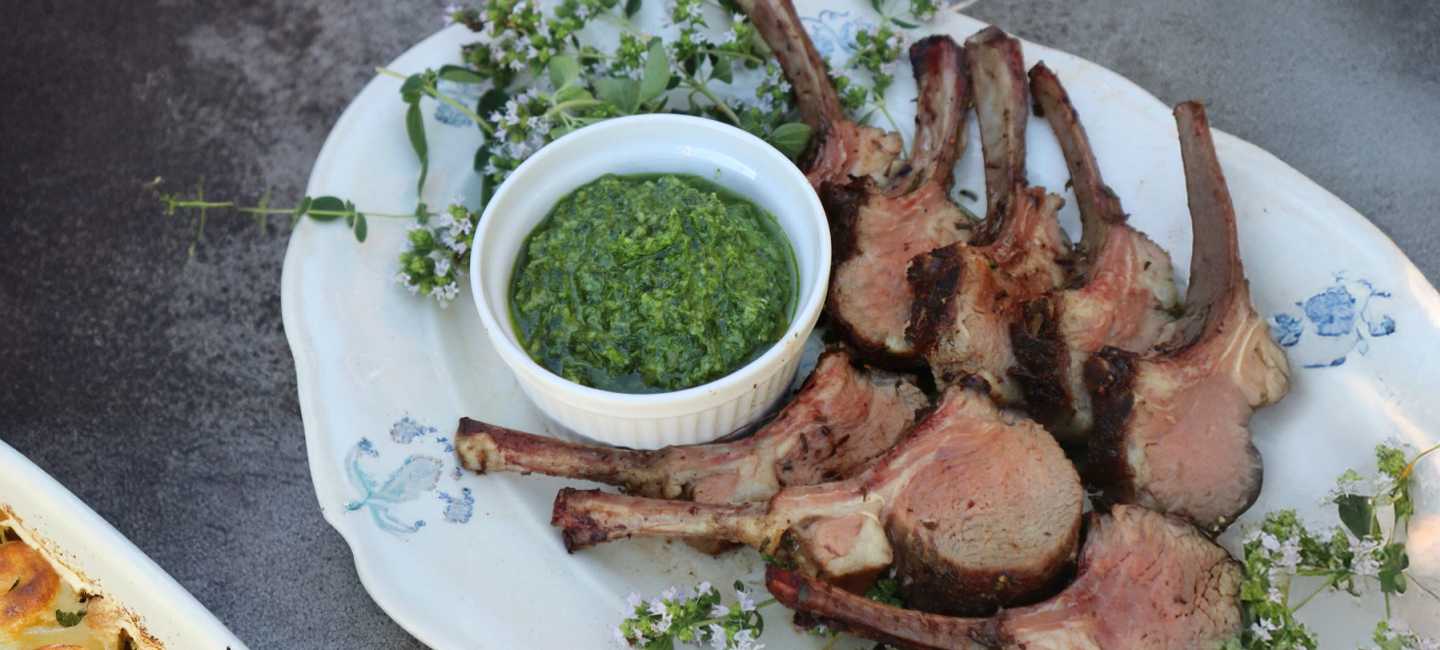 Lammracks med örtdipp och potatisgratäng.