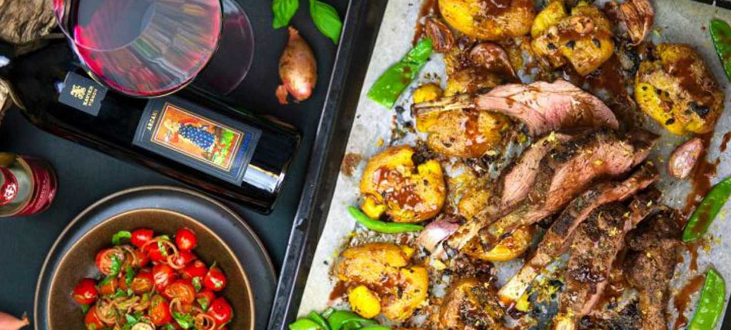 Lammracks med tomatsallad och smashade potatisar, till Xavier Vignon Cairanne