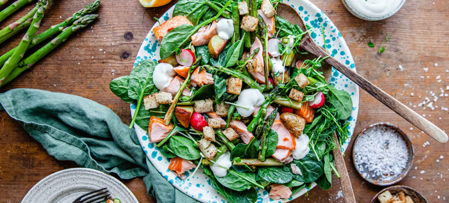 Sallad med varmrökt lax och primörer.