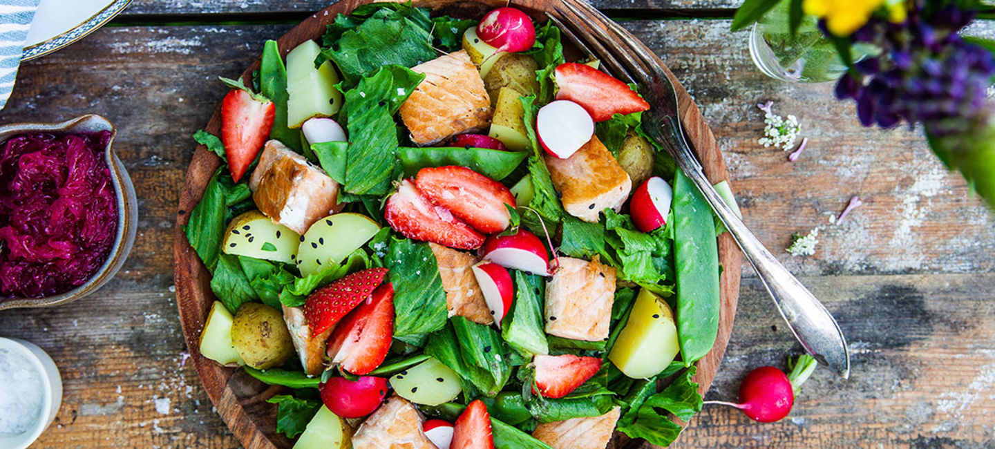 Laxsallad med jordgubbar