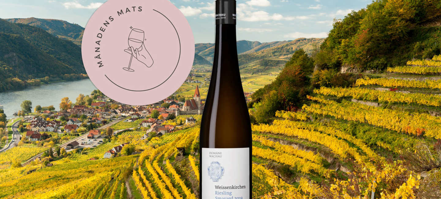 Domäne Wachau Weissenkirchen Riesling Smaragd är Månadens Mats i augusti 2025.