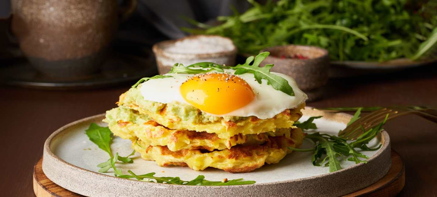 Matiga våfflor med ägg och avokado.