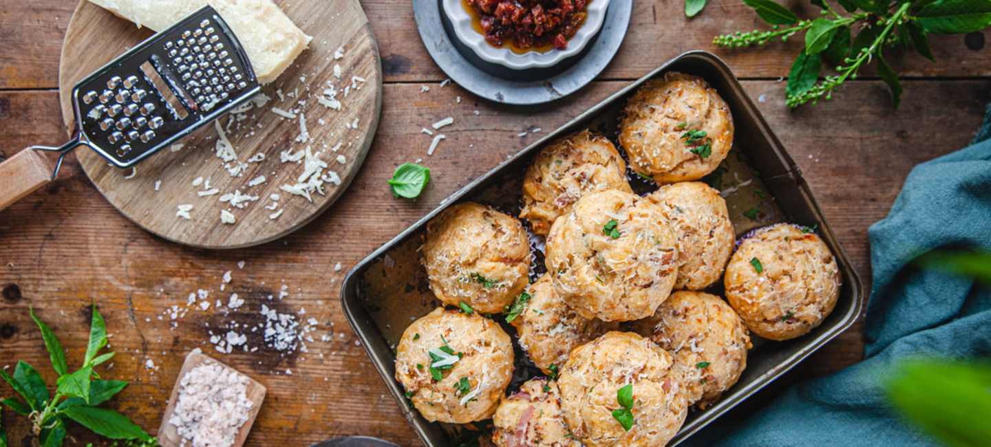 Matiga muffins med soltorkad tomat och skinka.