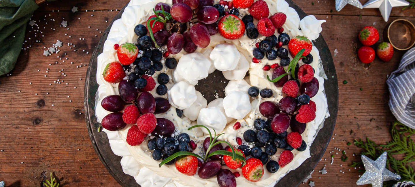 Pavlova med vit choklad och bär.