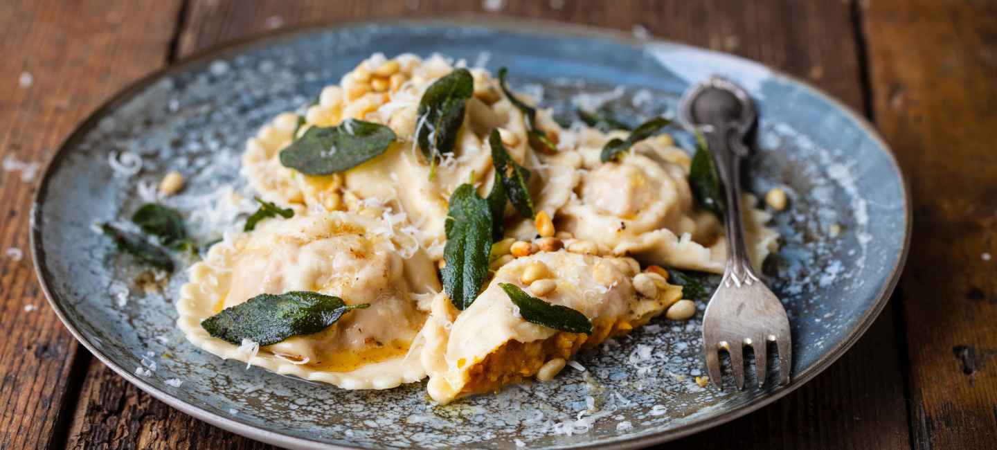 Ravioli med salvia, pinjenötter och skirat smör.