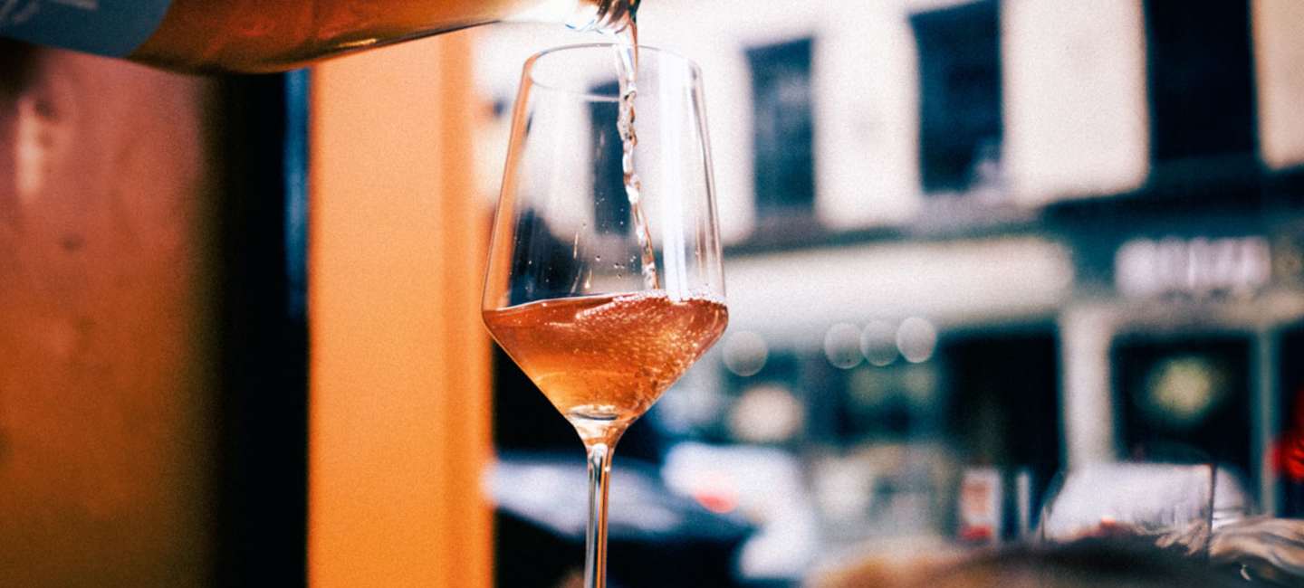 Pét Nat hälls upp i glas.