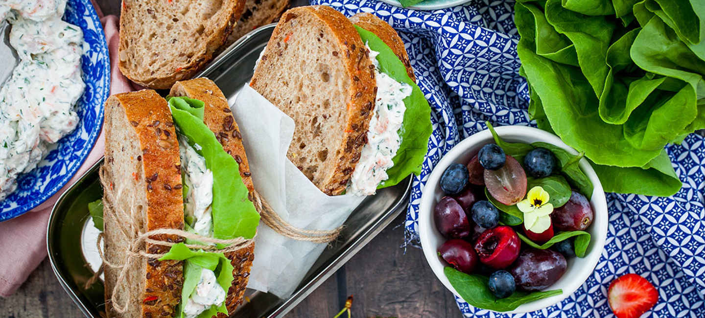 Picknicksmörgås med laxröra och färggrann sallad