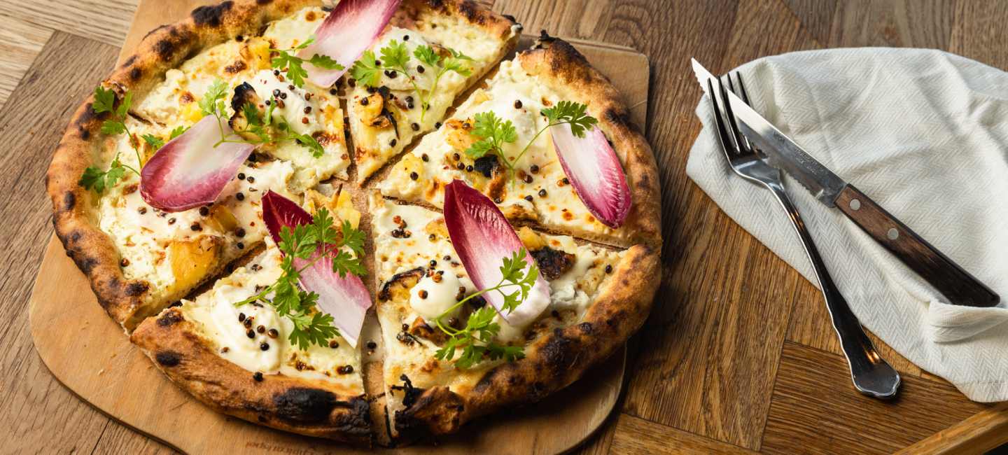 Pizza Bianca med rostad palsternacka och piemontesisk ost