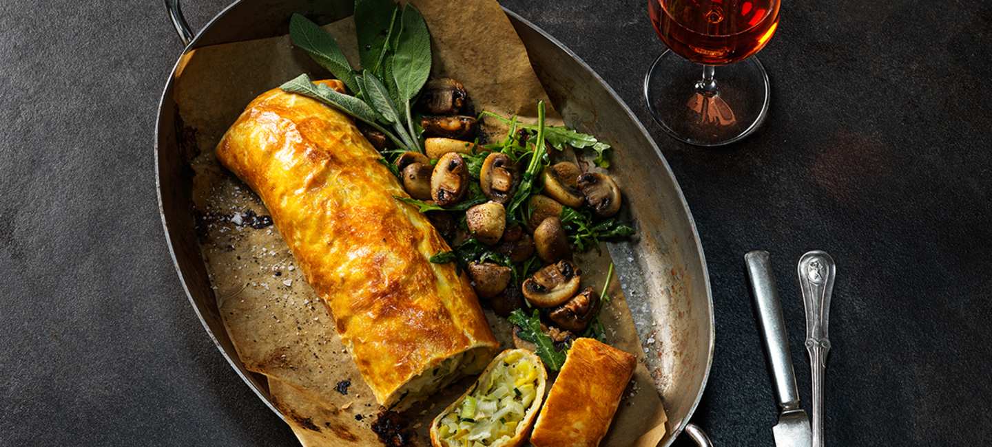 Purjolöksstrudel med champinjoner och ett glas Kein Name Zweigelt Rosé