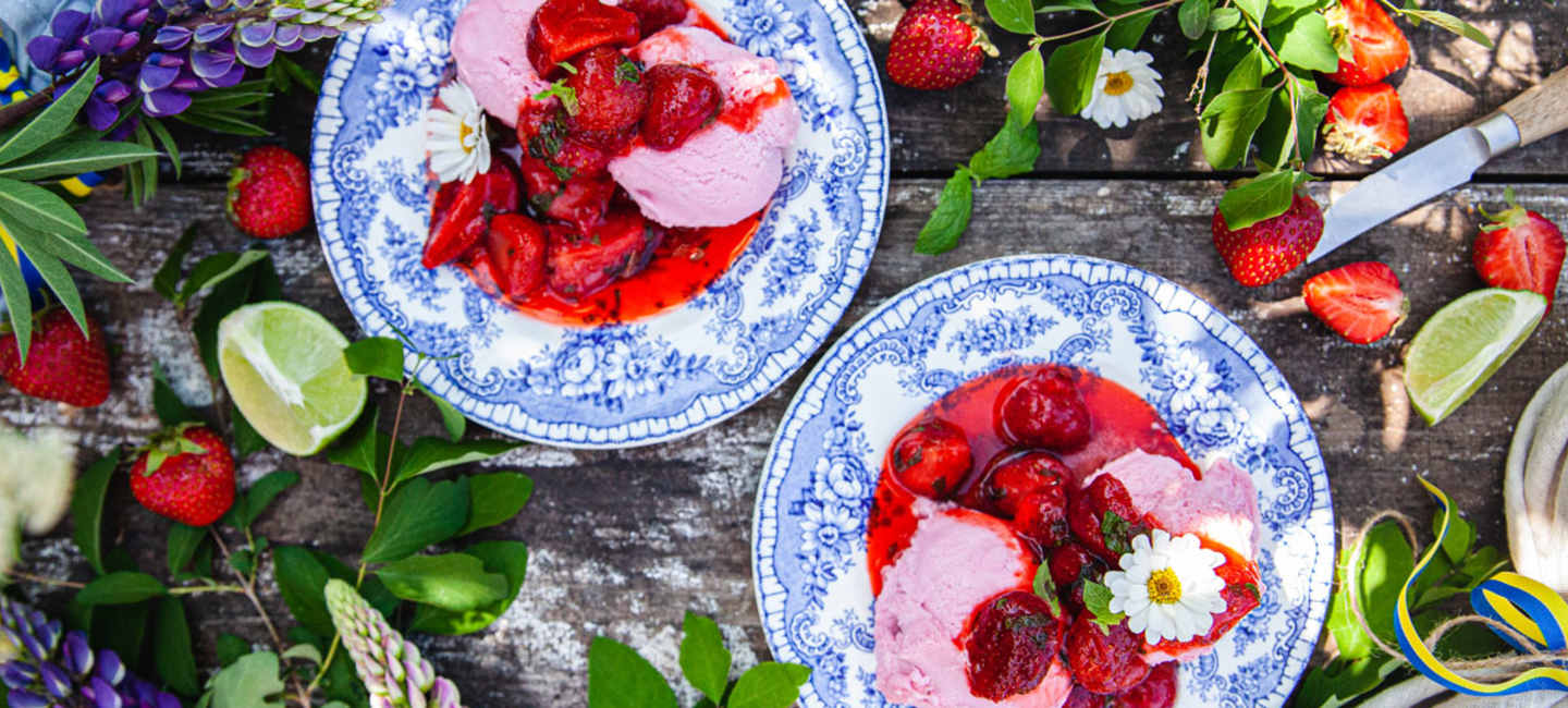 Rabarbersorbet med jordgubbar.