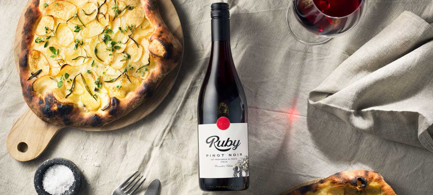 Vit pizza med Ruby Pinot Noir.