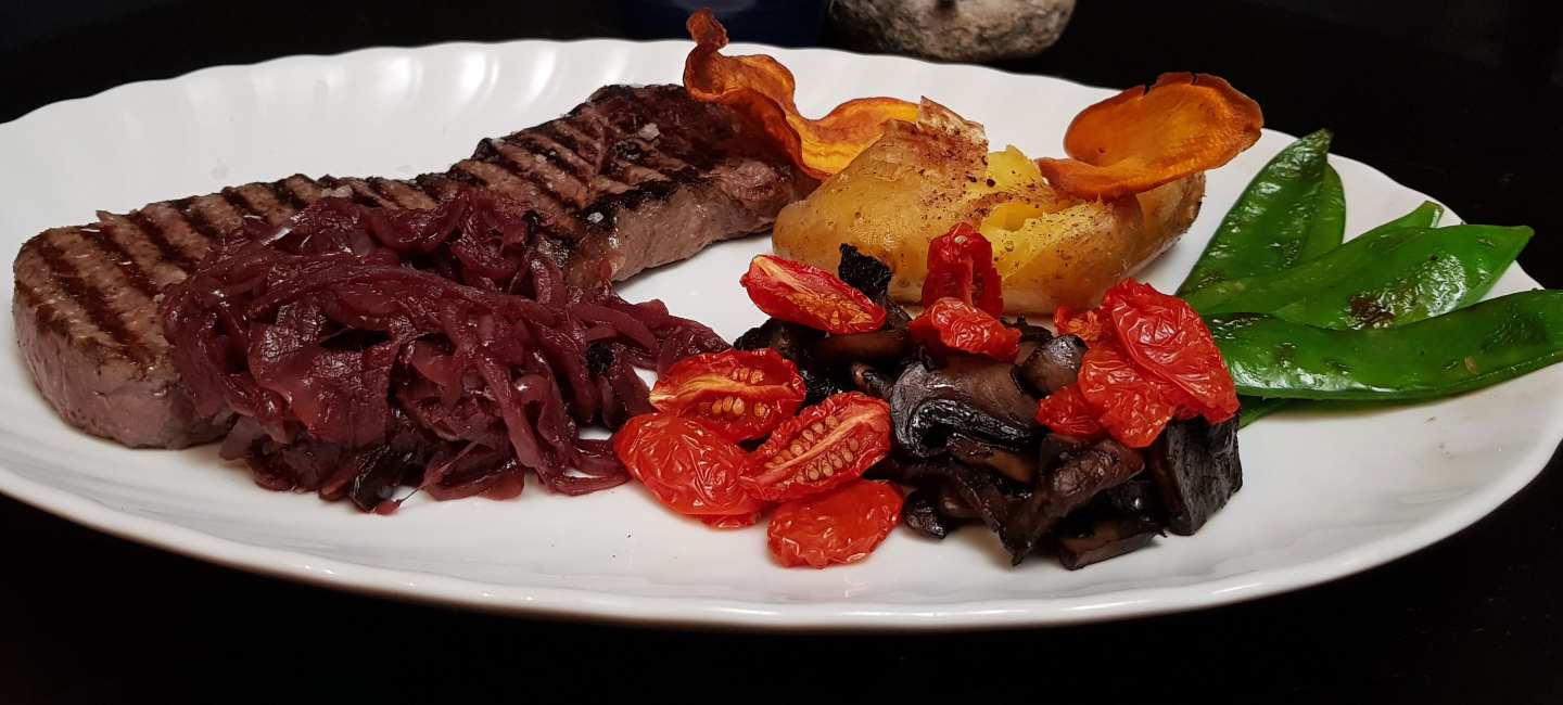 Ryggbiff med mandelpotatis och portvinsbräserad lök.