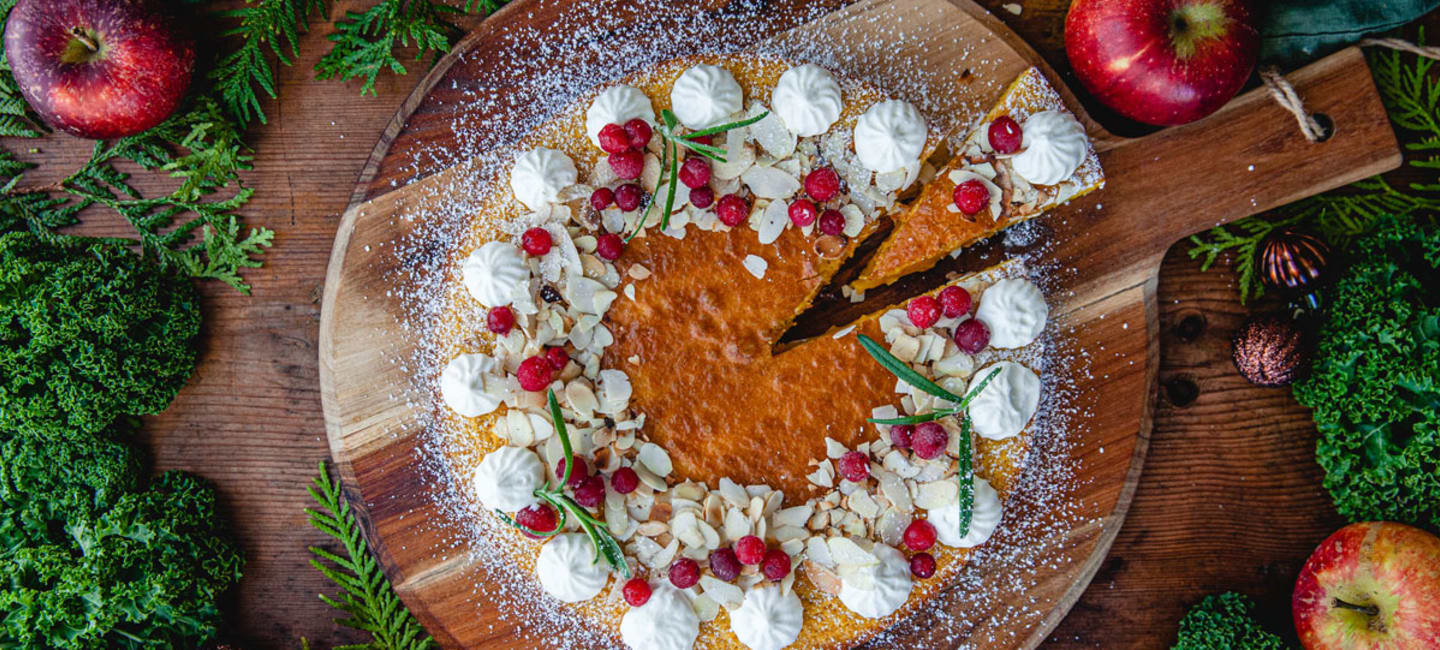 Saffranskladdkaka med vit choklad och flagad mandel.