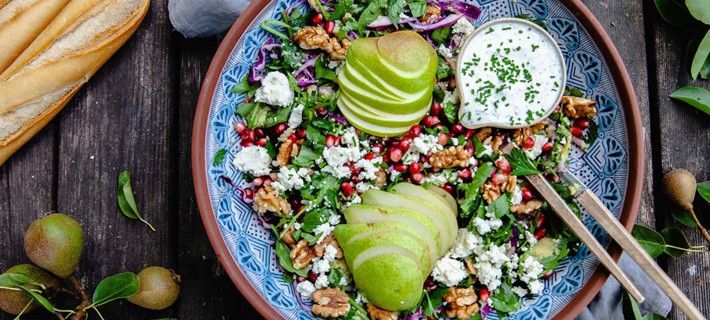 Sallad med päron, ost och rostade valnötter