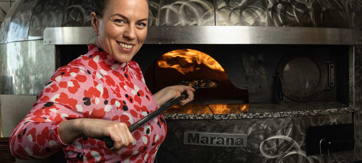 Sandra Mastio gräddar pizza