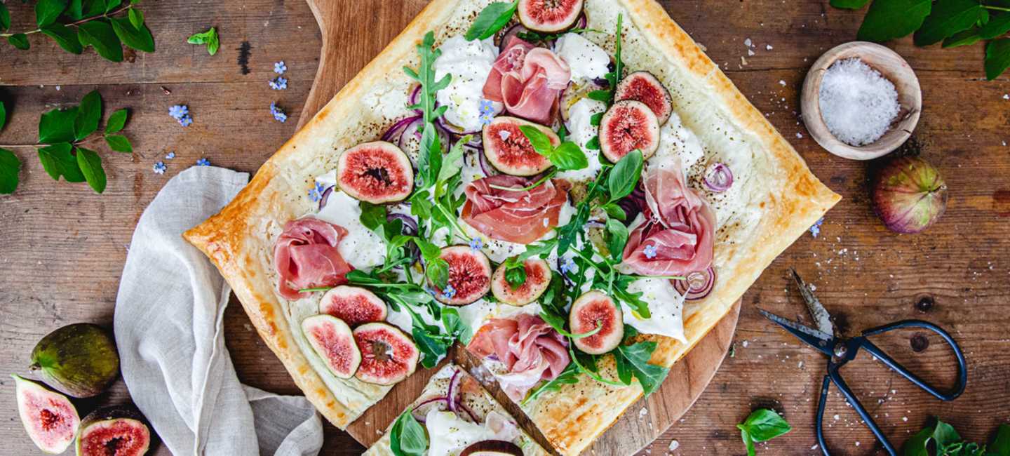 Smördegspizza med fikon och burrata.