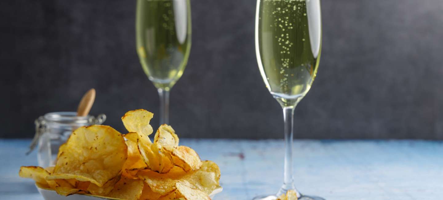 Chips som tilltugg till champagne.