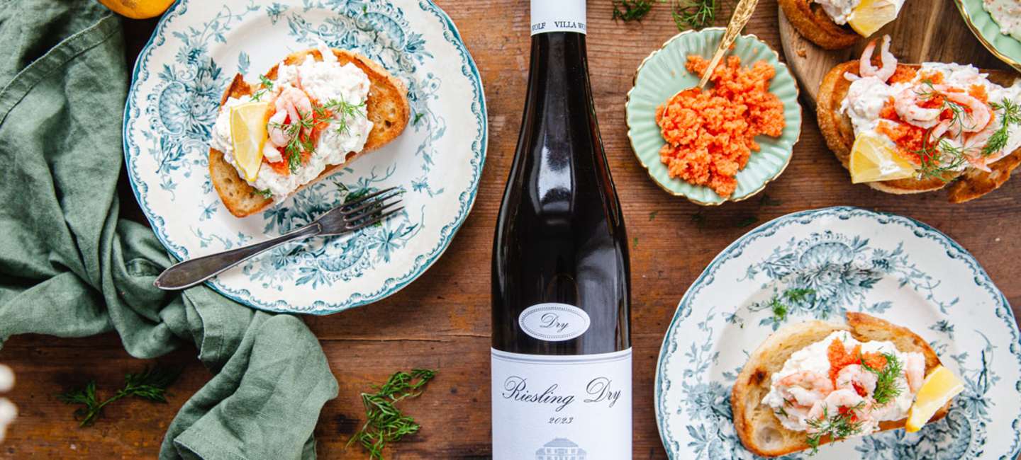 Toast skagen med en flaska Villa Wolf Riesling.