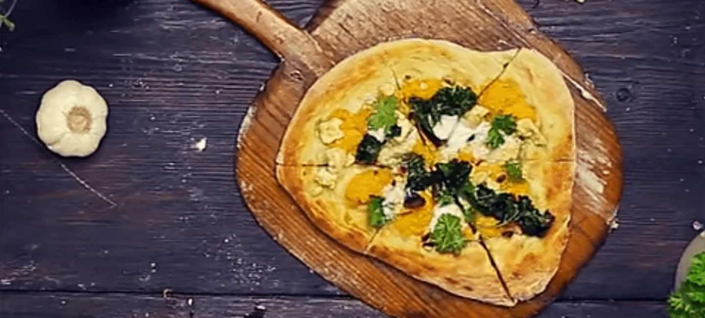 Vegansk pizza med pumpa