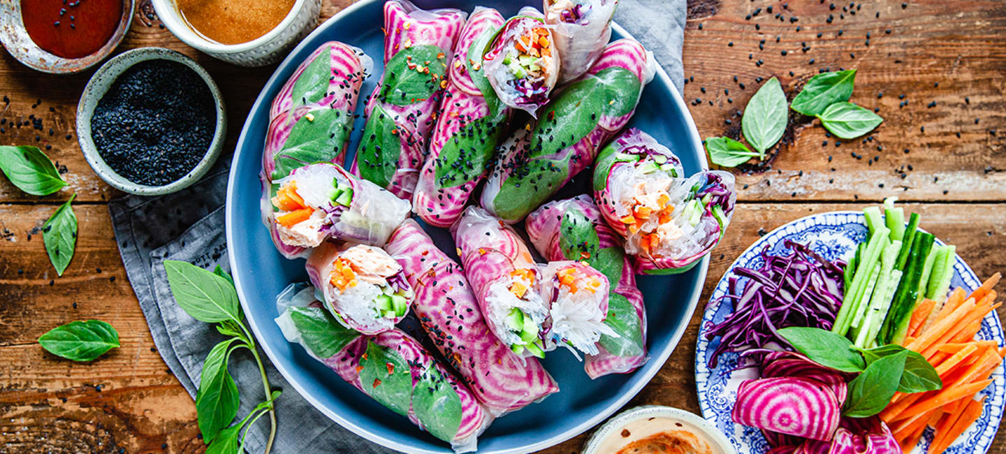 Vietnamesiska vårrullar på fat