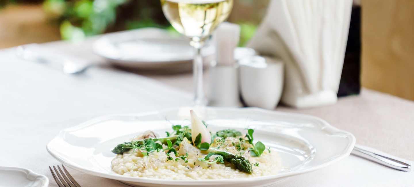 Risotto med sparris och vitt vin.