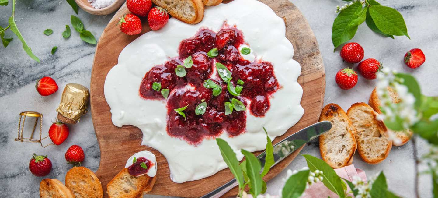 Vispad fetaost med balsamvinägerkokta jordgubbar.