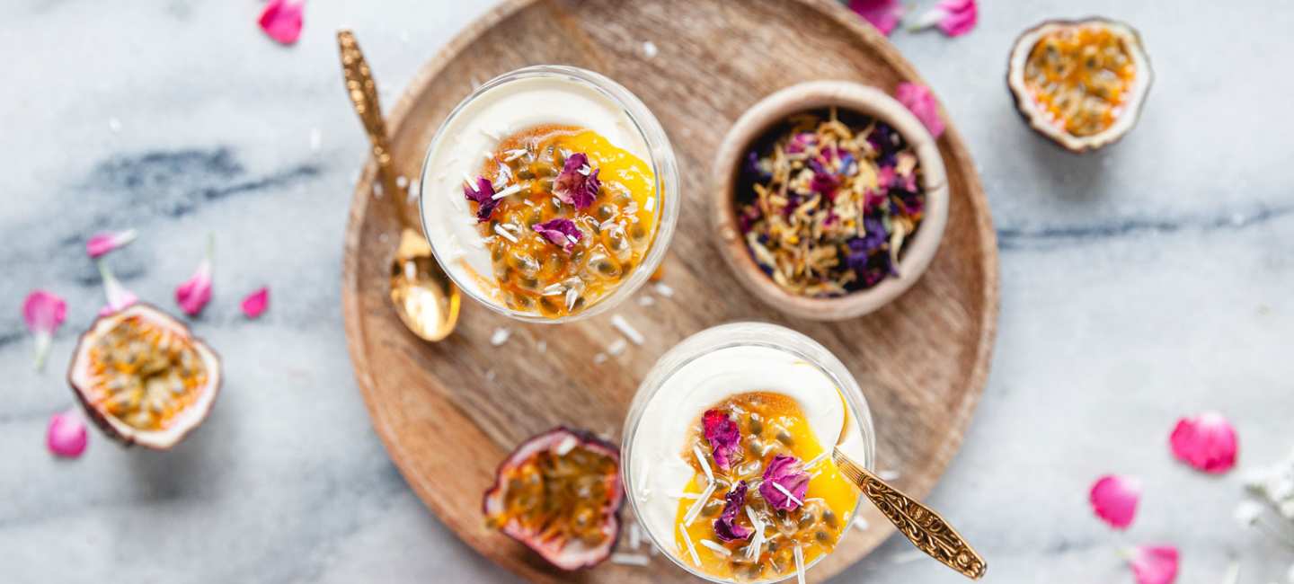 Vit chokladmousse med passionsfrukt och mango.
