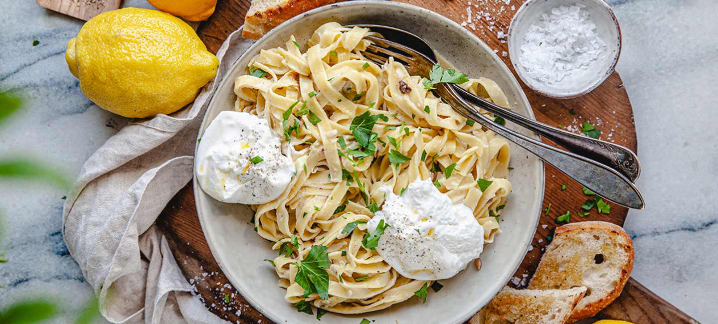 Pasta med citron, burrata, kronärtskocka och vitlök