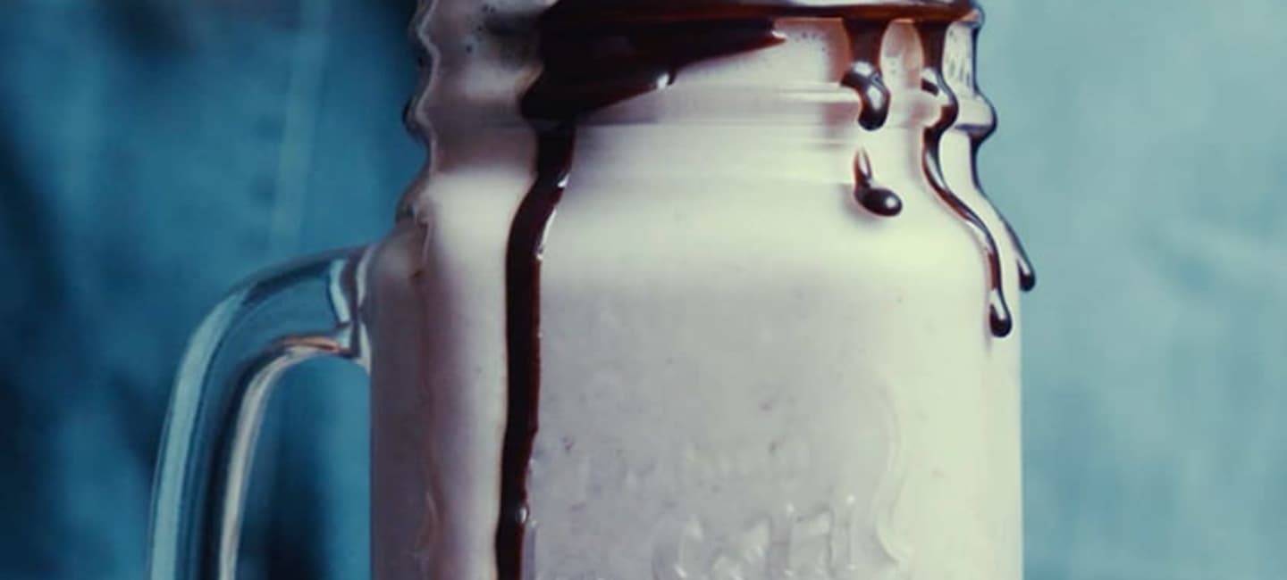 Amarula Raspberry Milkshake med människa bakom