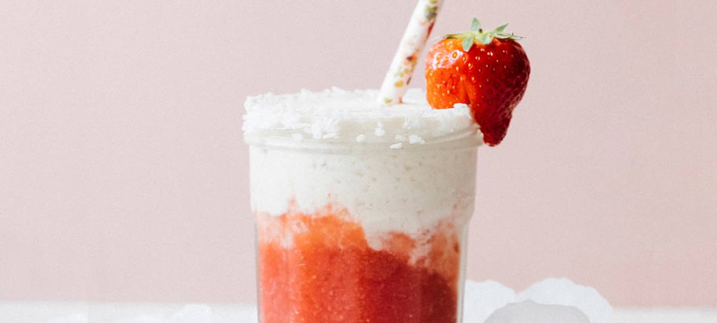 Amarula Strawberry Daiquiri mot rosa vägg