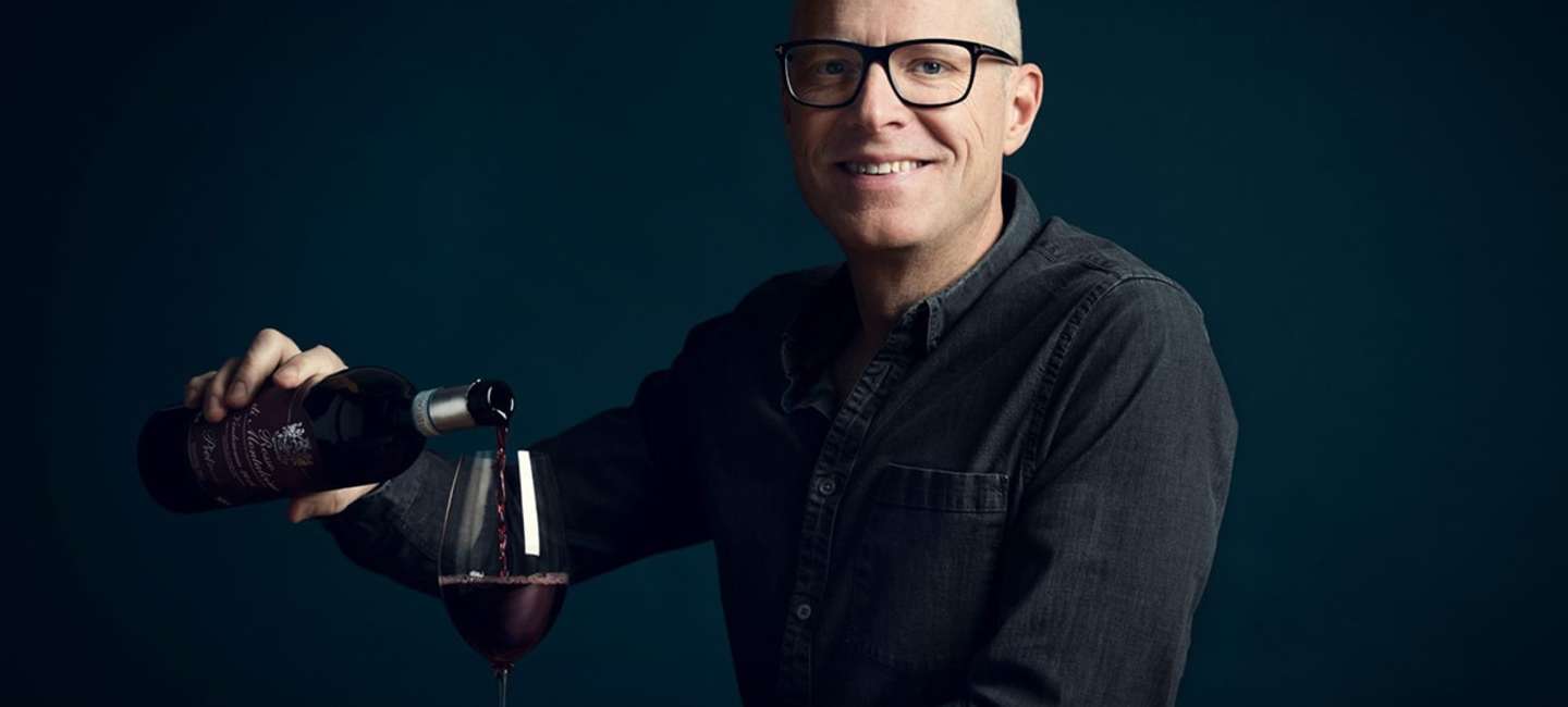 Anders Melldén häller upp vin