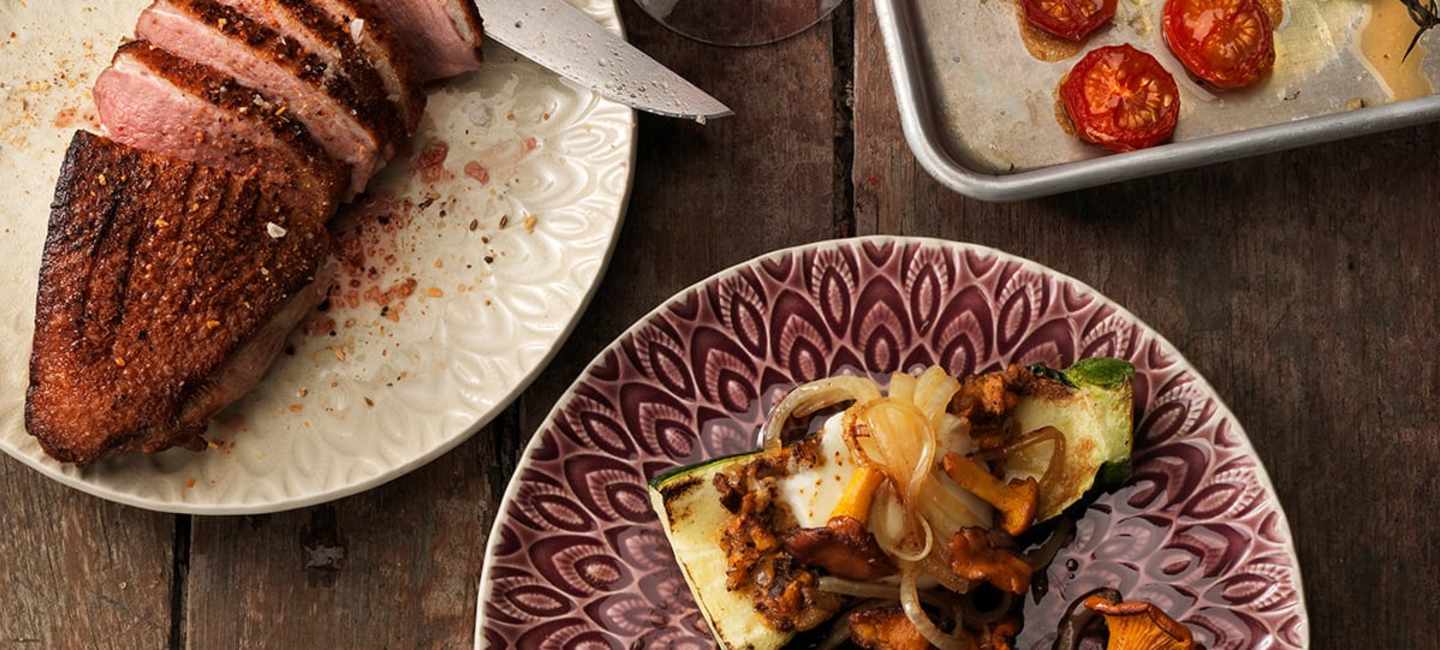Ankbröst med mozzarellagratinerad zucchini och kantarelltappenade