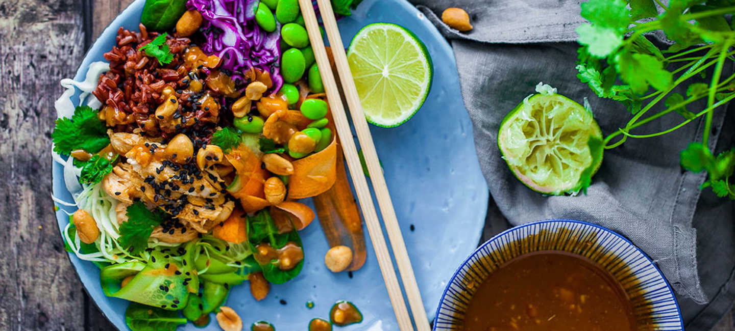 Asiatisk kycklingsallad med jordnötsdressing