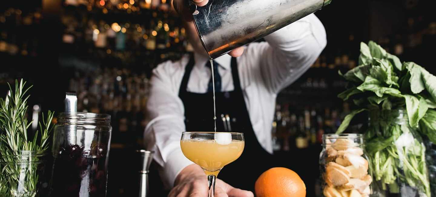 Bartender som häller upp en drink
