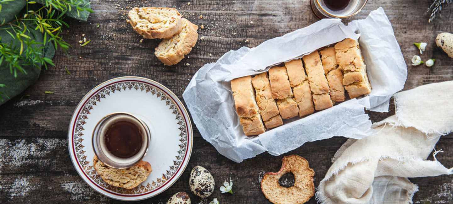 Matbord dukat med kaffe och form med biscotti 
