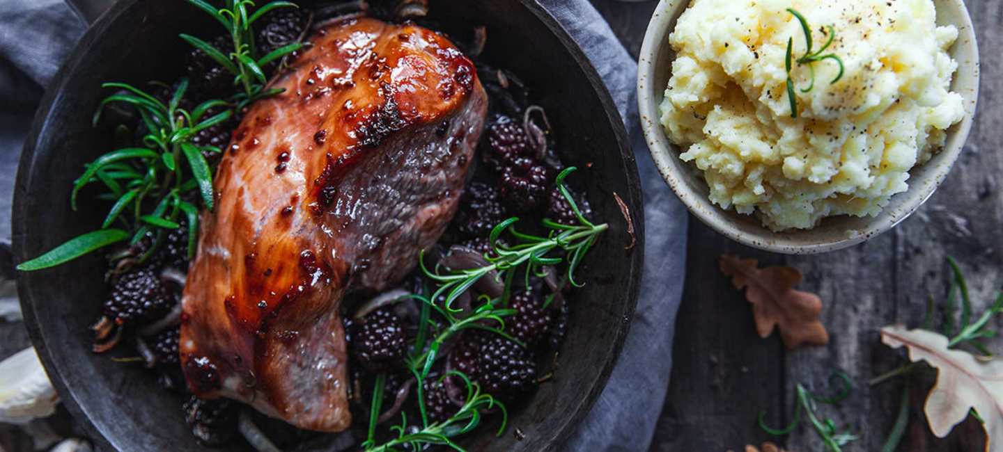 Björnbärsglaserad kalkonbröstfilé med potatismos och rostad vitlök.