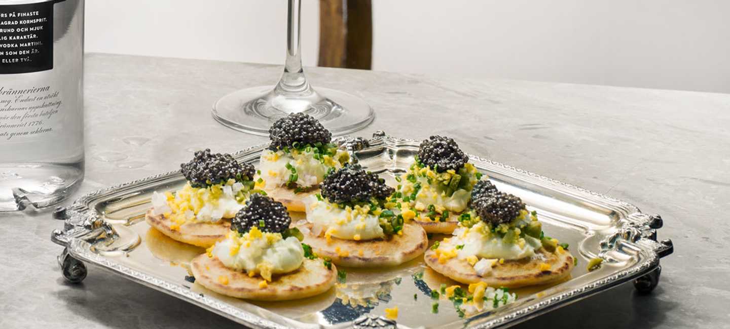 blinier med topping på silverfat