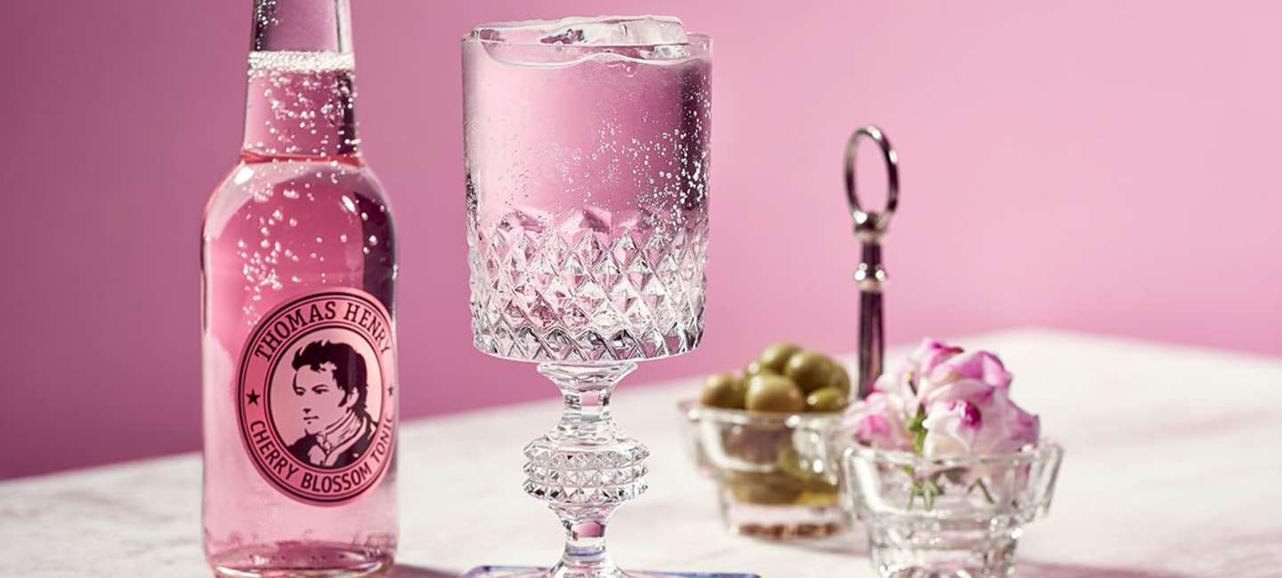 Bloomy Cup, cocktail med vermouth och Thomas Henry Cherry Blossom Tonic