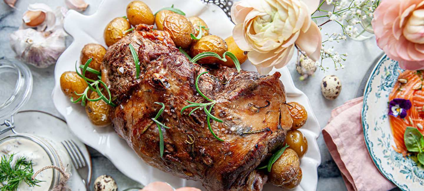 Bräserad lammstek med delikatesspotatis i ugn.