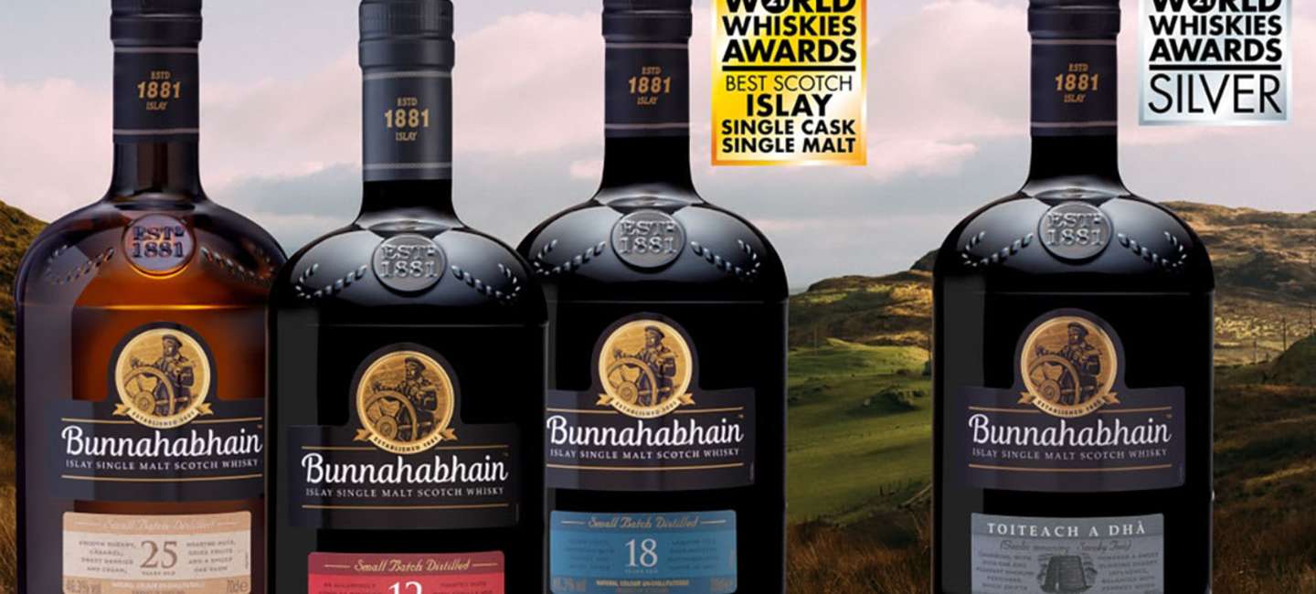 Bunnahabhain 12, 18, 25 years och  Toiteach A Dhà med landskap i bakgrund