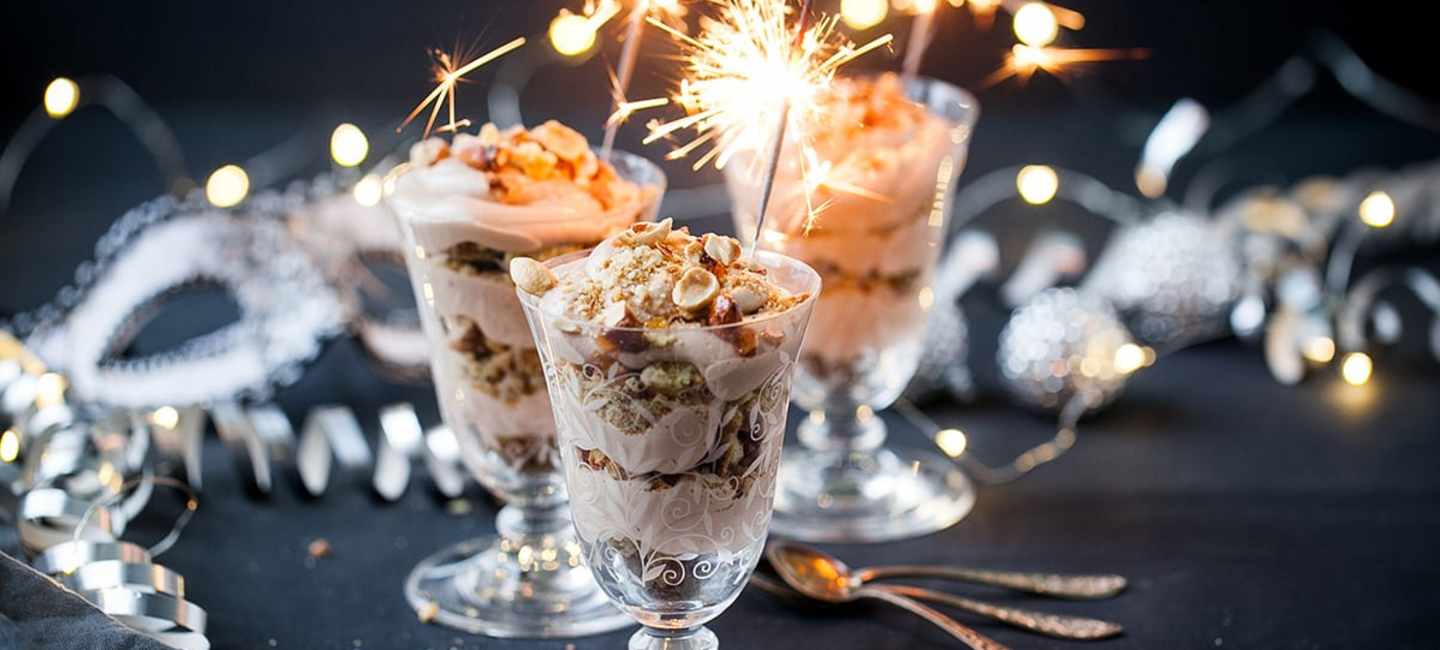 Sprakande nyårsdessert med choklad och biscotti med tomtebloss.