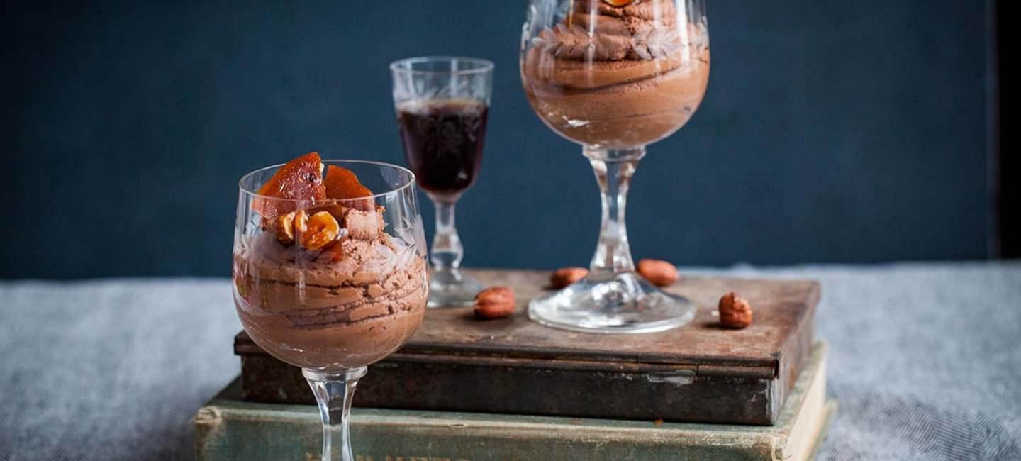 Chokladmousse med kanderade hasselnötter