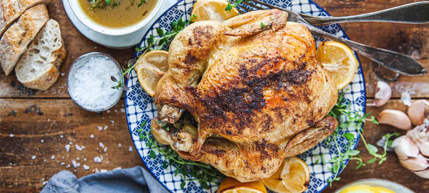 Citronkyckling med vitlök och timjan på fat