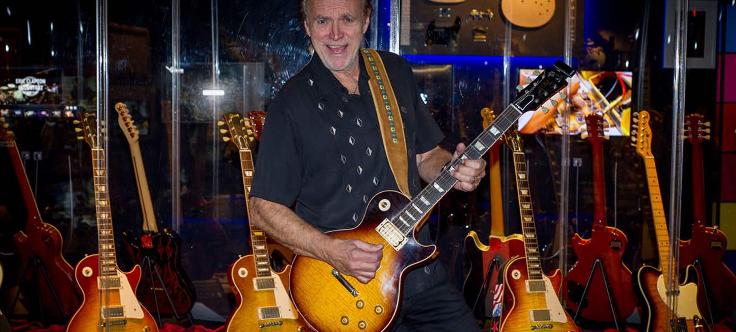 Clabbe af Geijerstam på sin utställning med signaturgitarrer